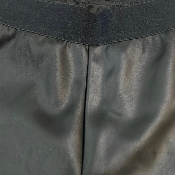 Black faux leather leggings (unbranded), with elastic band in the waist. - Picture 8 of 8